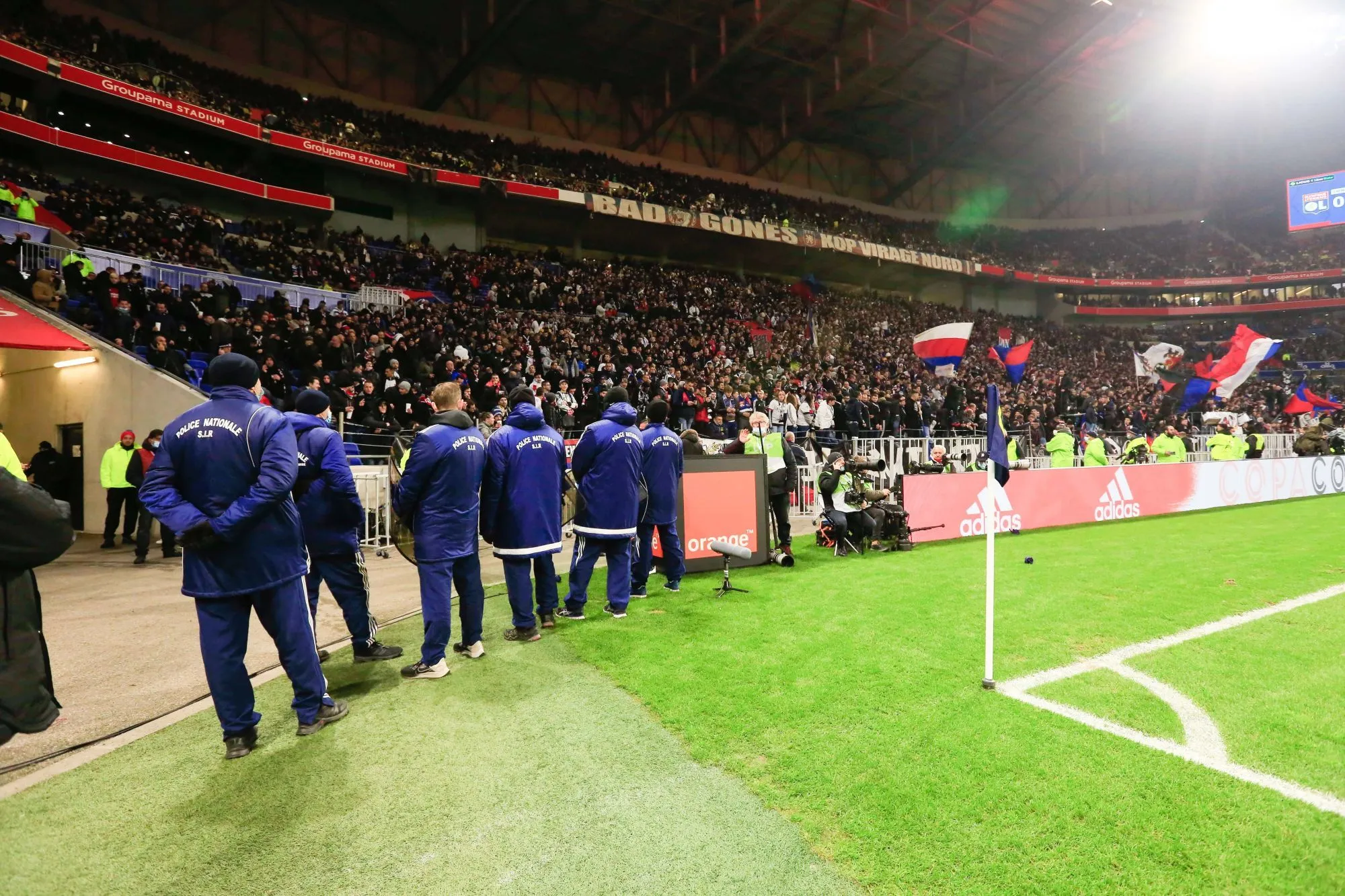 Un stade, peu de lumières