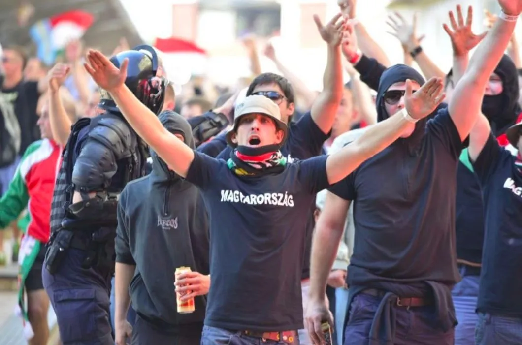 Mais qui sont ces supporters hongrois vêtus de noir ?