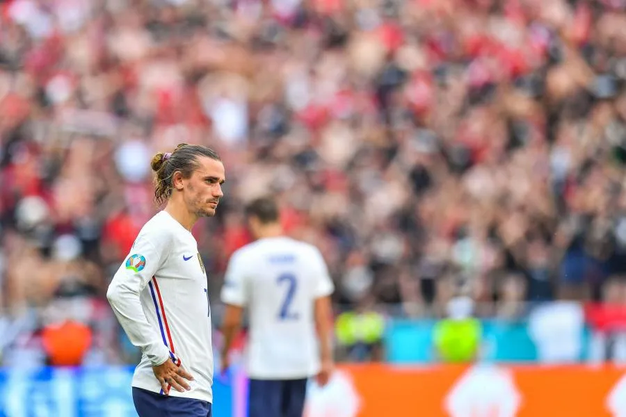 Filez donc ce brassard à Antoine Griezmann