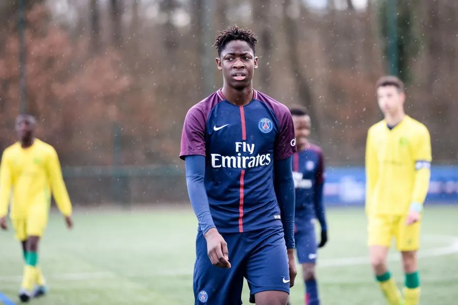 El Chadaille Bitshiabu, un géant au Paris-Saint-Germain