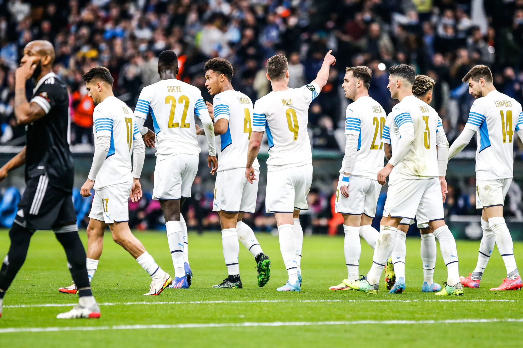 L&rsquo;OM maîtrise Qarabağ et pose un pied en huitièmes de finale