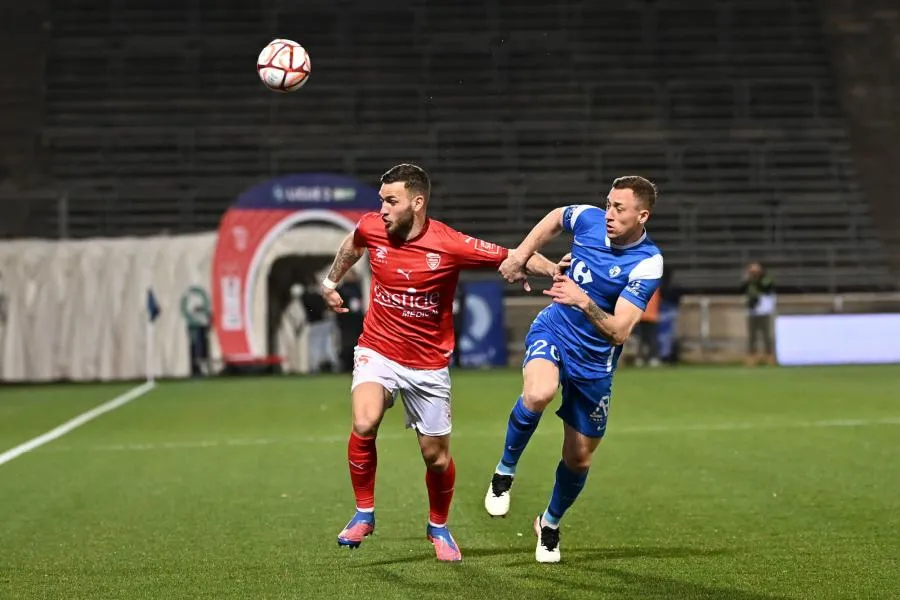 Le Paris FC rejoint sur le fil, Nîmes enfonce Grenoble, Nancy y croit toujours