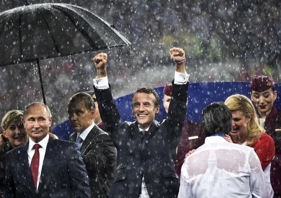 Finale au Stade de France : un trophée pour Macron