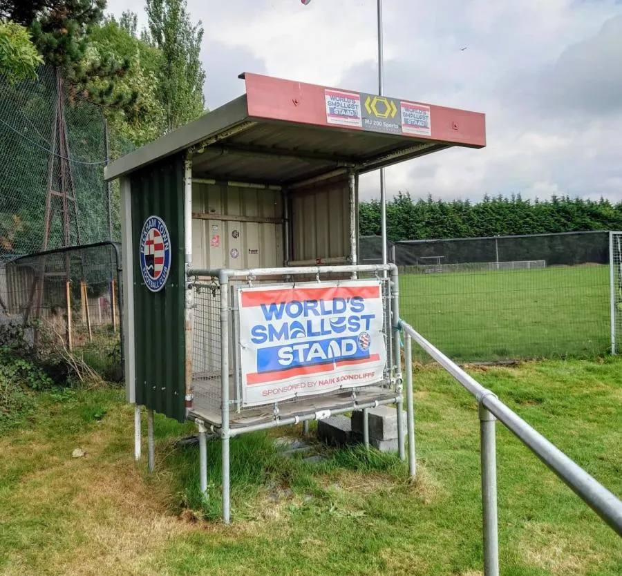 Peckham Town FC, le club de Londres qui a la plus petite tribune du monde