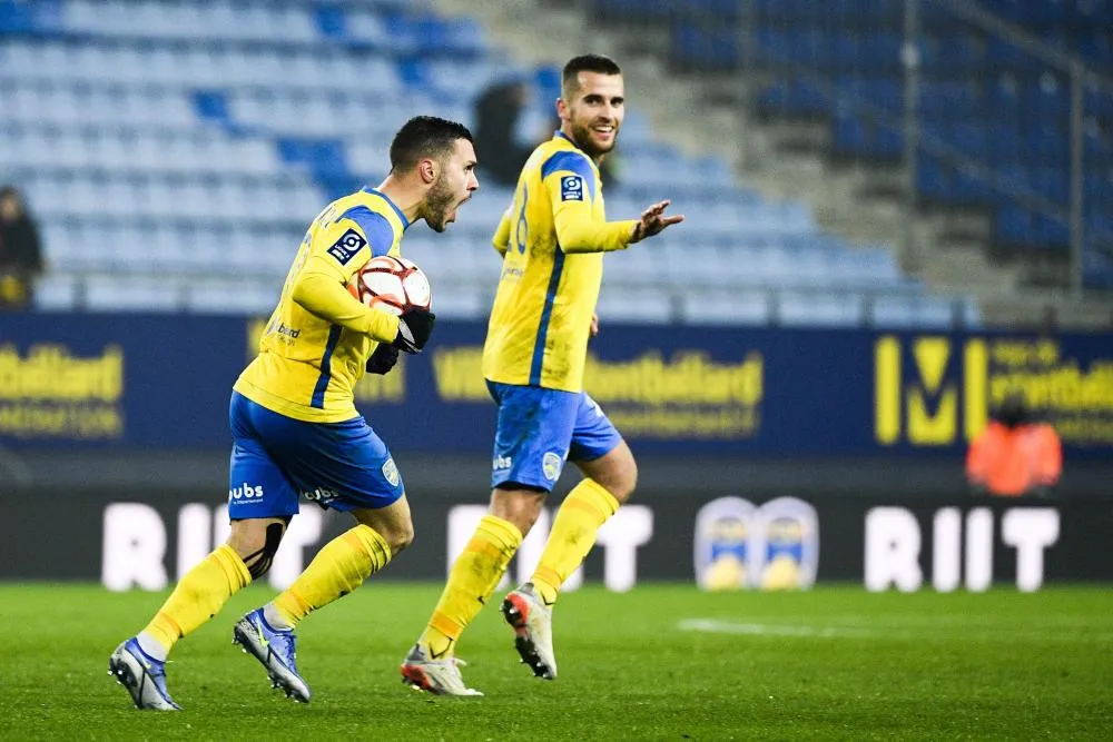 Auxerre s&rsquo;en sort bien, Sochaux enchaîne, Dunkerque coule